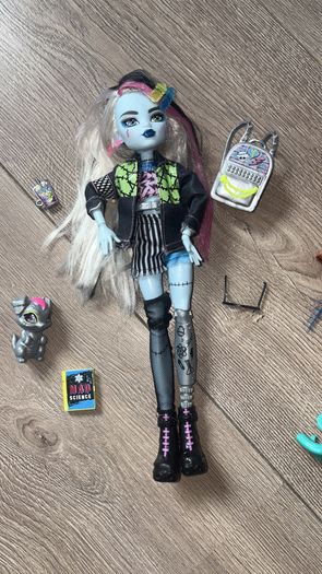 Monster high house with 5 dolls and all accessories