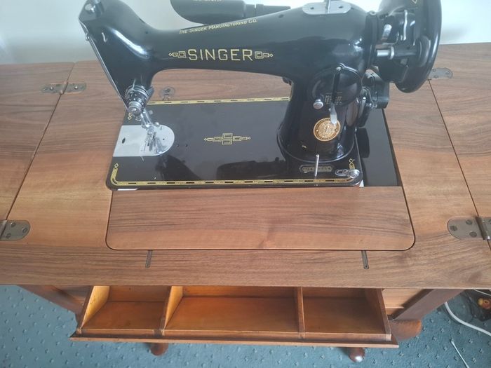 1953 Singer 201k in Queen Anne cabinet with stunning walnut burl top