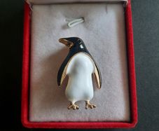 Enamel Penguin Brooch Pin | Gold Tone Animal Lapel Pin Cute Arctic Bird Jewelry Gift for Nature Lover (X06)