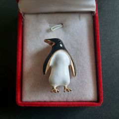 Enamel Penguin Brooch Pin | Gold Tone Animal Lapel Pin Cute Arctic Bird Jewelry Gift for Nature Lover (X06)