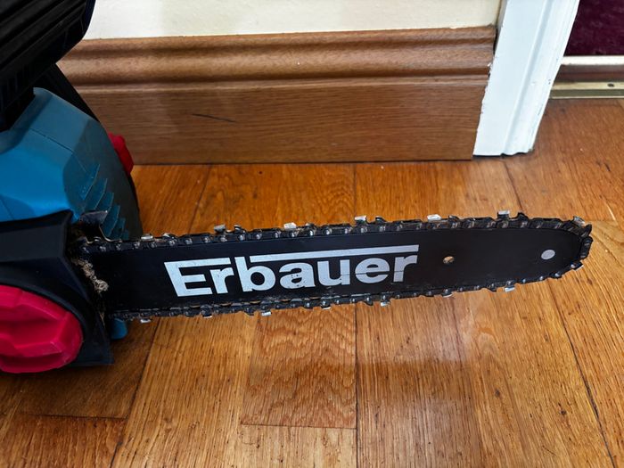 Cordless chainsaw Erbauer