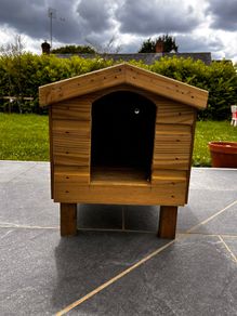Cat box - outdoor kennel (may suit v small dog)