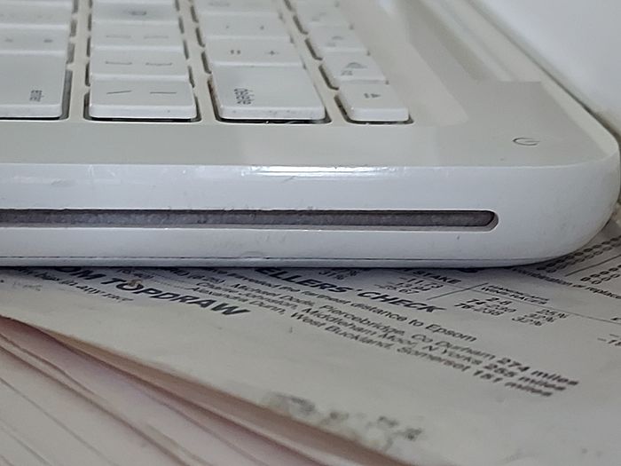 Vintage Apple MacBOOK, account password locked, in excellent cosmetic condition, excellent Battery