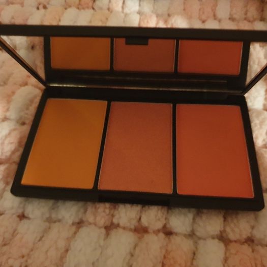 Brand new sleek blush palette in lace 367