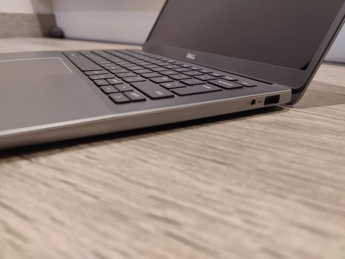Slim Dell Latitude 3301 | Amazing Screen  |  New Battery