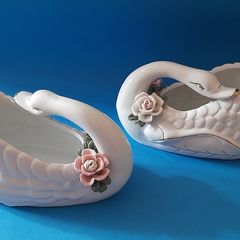 Swans planters