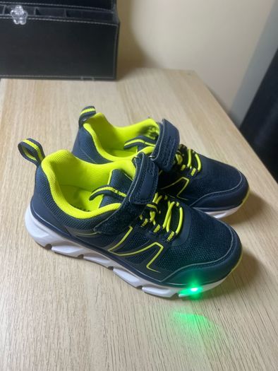 Brand new Navy GULLIVER kids runners with lights size UK 12-12.5 kids