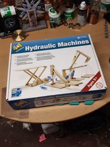 Toy hydraulic machines