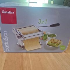 Pasta maker / machine