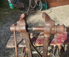 Vintage leg vise