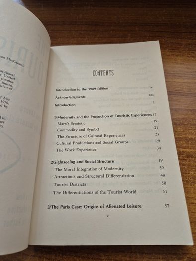 The Tourist. Dean MacCannell. A new theory of the leisure class.