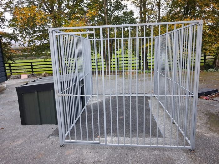 Dog kennel and dog run
