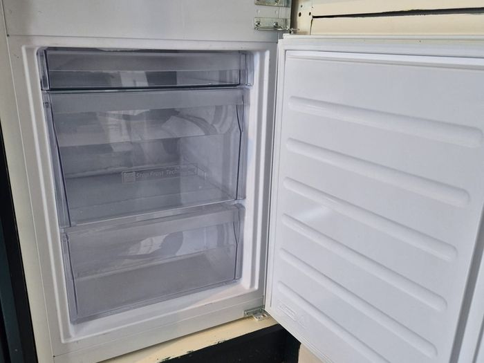 Whirlpool Integrated Fridge Freezer