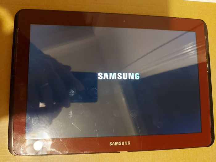 Samsung Galaxy Tab 2, 10.1 inch, Red, 16GB, Dead line of pixels across screen, otherwise good condition