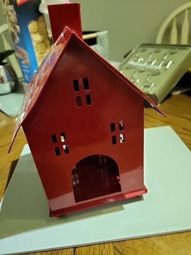 Lantern holder metal.