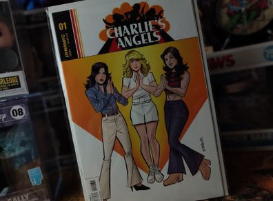 Charlie's Angels ! First Issue ! Joe Eisma (Character Design) Variant Cover ! 2018 ! by Dynamite Entertainment !