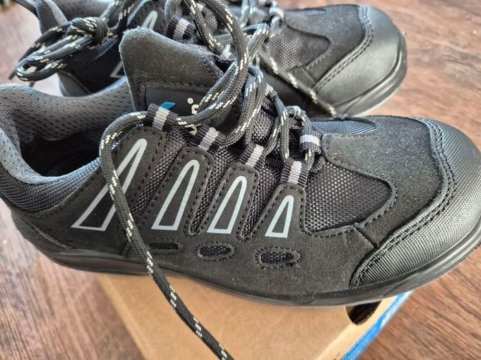 New steel toe cap shoes