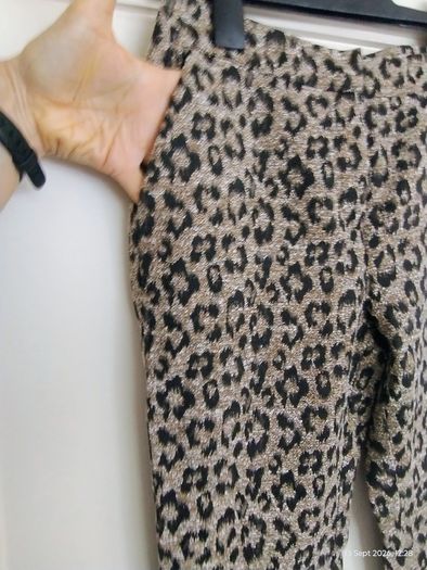 Leopard print cropped trousers