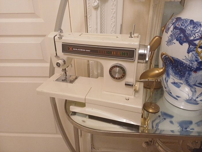 GLOBE 550 vintage sewing machine