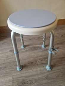 Rotating stool with swivel seat