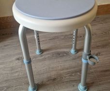 Rotating stool with swivel seat
