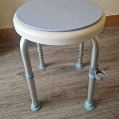 Rotating stool with swivel seat