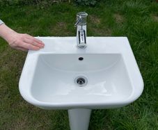porcelanosa sink and pedestal
