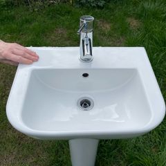 porcelanosa sink and pedestal