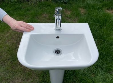 porcelanosa sink and pedestal