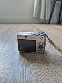 Canon digital camera PowerShot A560 with 4x optical zoom and 7.1 megapixels