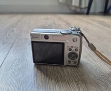 Canon digital camera PowerShot A560 with 4x optical zoom and 7.1 megapixels