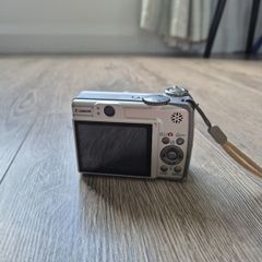 Canon digital camera PowerShot A560 with 4x optical zoom and 7.1 megapixels