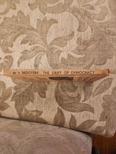 The Drift Of Democracy. Essays In Order:7. By M. De Labedoyere. Published By Sheed & Ward. 193i Edition Hardbacks In Good Condition. See Photos For Same.