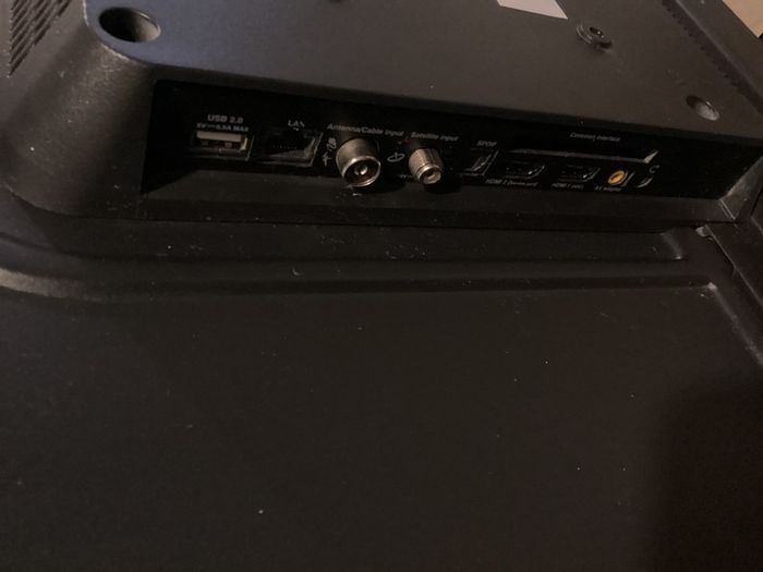 TLC 32 inch SMART Television with USB, HDMI, PC Connection port, WIFI connectivity, etc (Boxed / Like New)