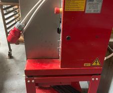 Pasta extruding machines