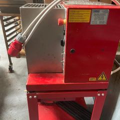 Pasta extruding machines