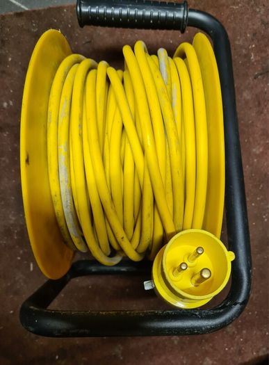 Defender Light Industrial Cable Reel 25 Metres - 16A 2 Way 1.5mm 110V