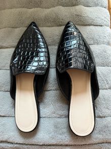 Flat shoes size 4