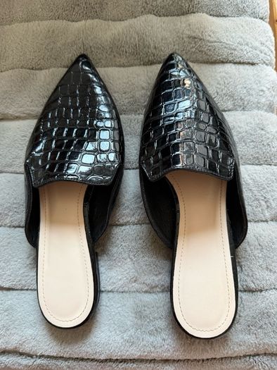 Flat shoes size 4
