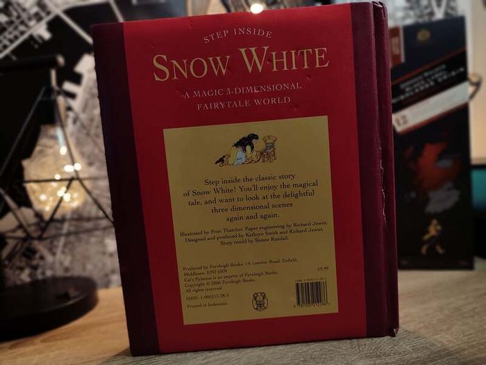 Snow White ! A Magic 3-Dimensional Fairy-Tale ! Hardcover ! 2006 ! by Fernleigh Books !
