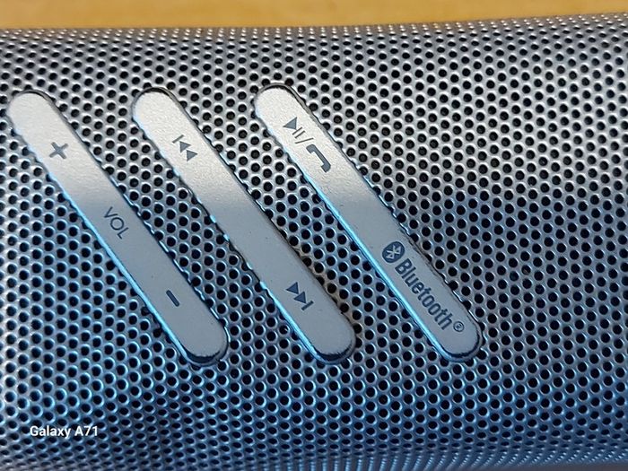 iWantit Bluetooth Speaker IPBTW15, works fine, Has some cosmetic wear as per photos