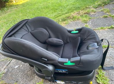 Infant car seat with isofix base