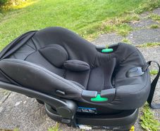 Infant car seat with isofix base