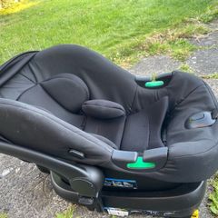 Infant car seat with isofix base
