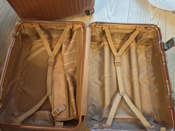 Rose gold aluminium-frame hard-shell suitcases (Rimowa style)