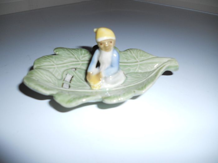 Vintage Irish Souviner By "Shamrock Pottery" (2.5"h x 4"L..approx)