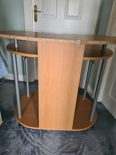 Study desk/computer desk.