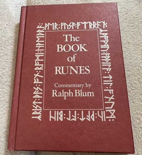 The Book Of Runes Ralph Blum(very rare)