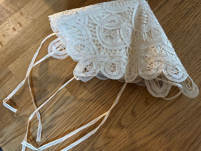 Vintage Lace Bread Roll Holder