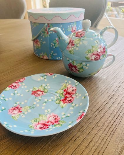 Cakestand & Teapot / Cup & Saucer